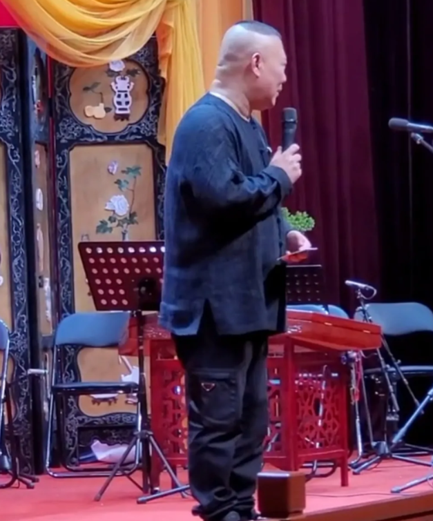 张云雷|张云雷和陶云圣开场鼓曲社,拍大合照时,却根本没给他俩留位置