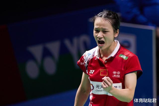 何冰娇|国羽女单三人晋级八强！何冰娇2-0完胜丹麦一姐，世锦赛会师队友