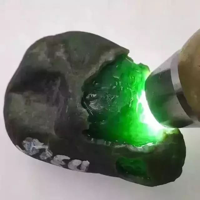 翡翠|翡翠赌王档案：传奇马崇仁，以3180万切涨4个亿！