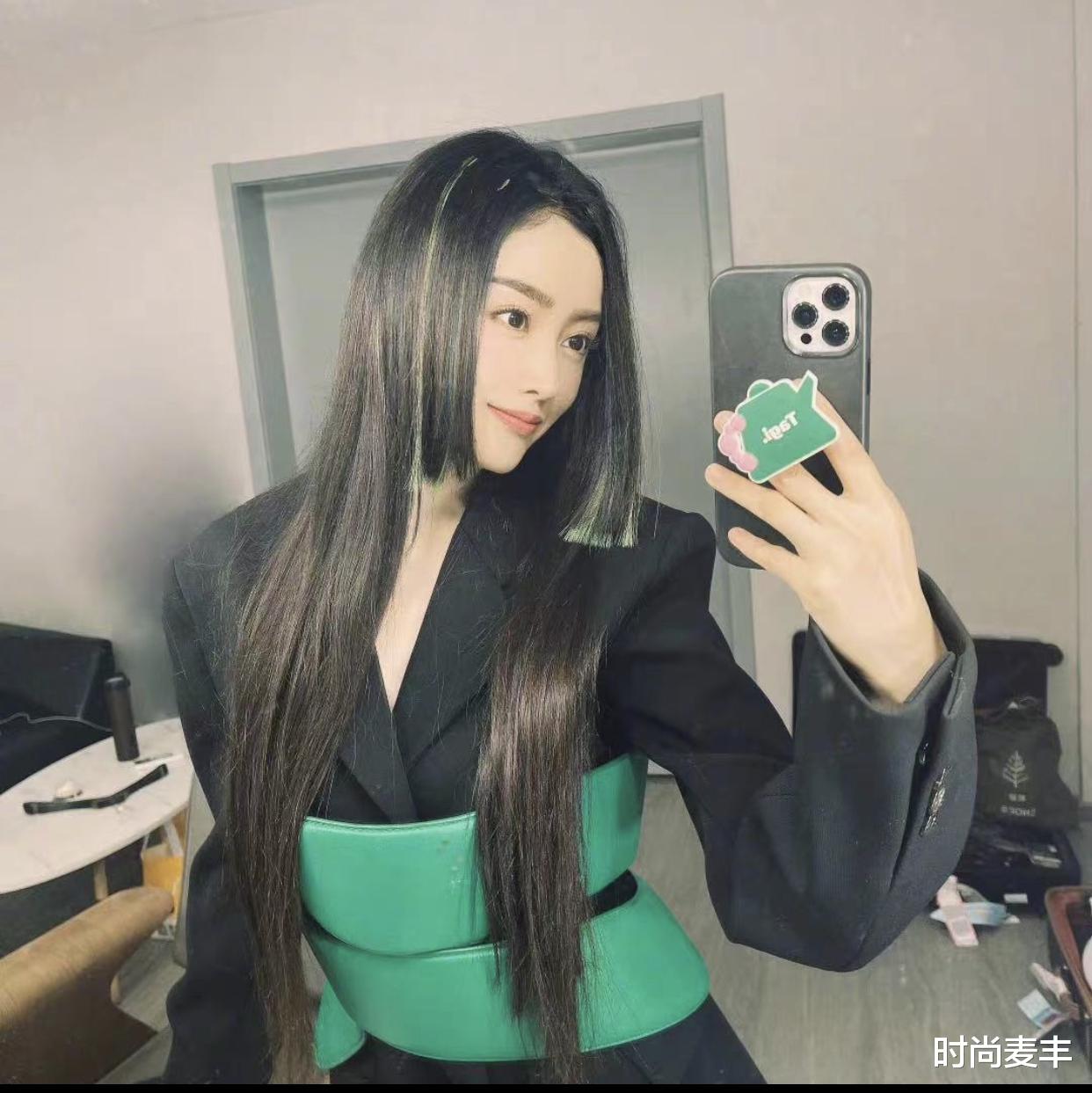 张天爱|张天爱绿色挑染公主切发型好酷，配上黑色西装绿色腰封，超飒