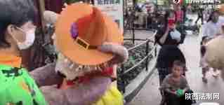 上海迪士尼 上海迪士尼人偶又被打了！网友：这回真的被打哭了