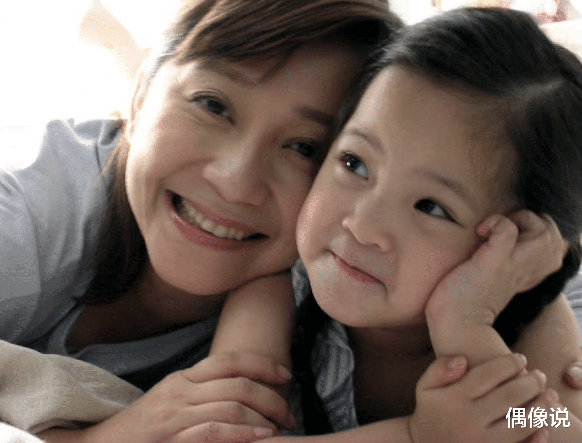 欧阳娜娜|欧阳娜娜带妈妈参加摄影展，59岁傅娟气质好，母女同框五官很像