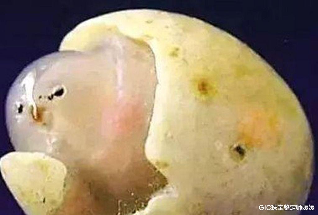 GIC珠宝鉴定师媛媛 在大自然的鬼斧神工之下，这款92克的奇石，估值居然高达1.3亿