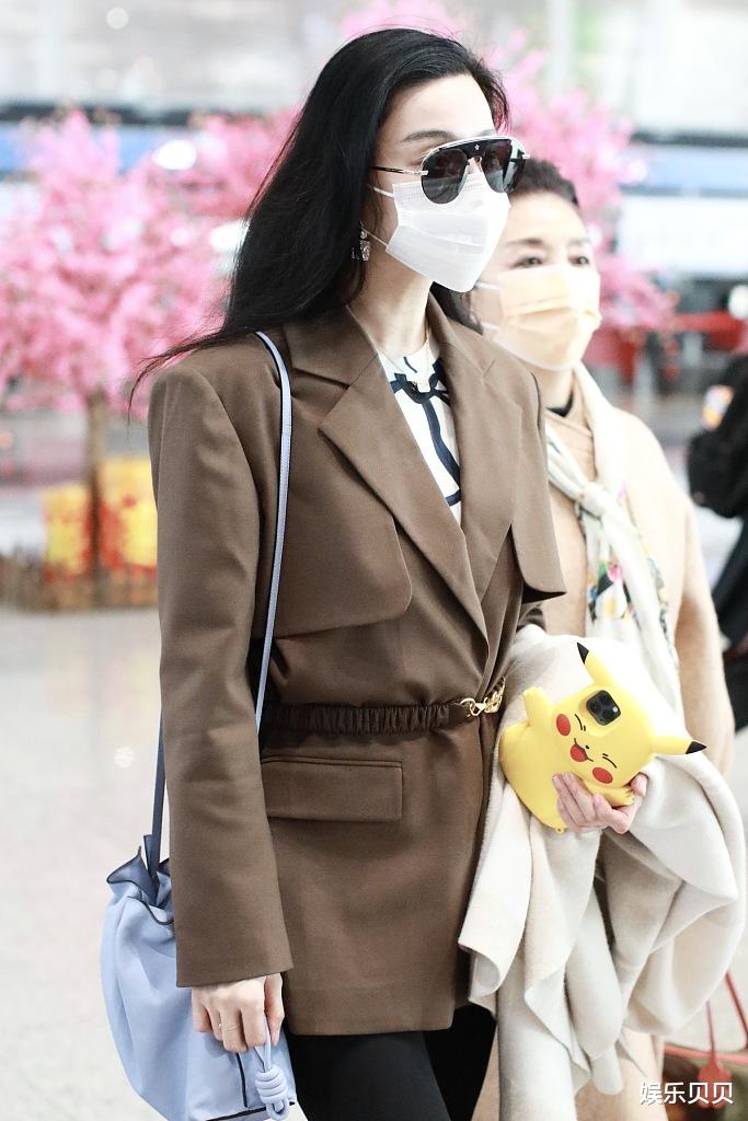 穿衣搭配|范冰冰变职场女性，光脚穿女人鞋气质出众，曾拎6万8千元包炫富