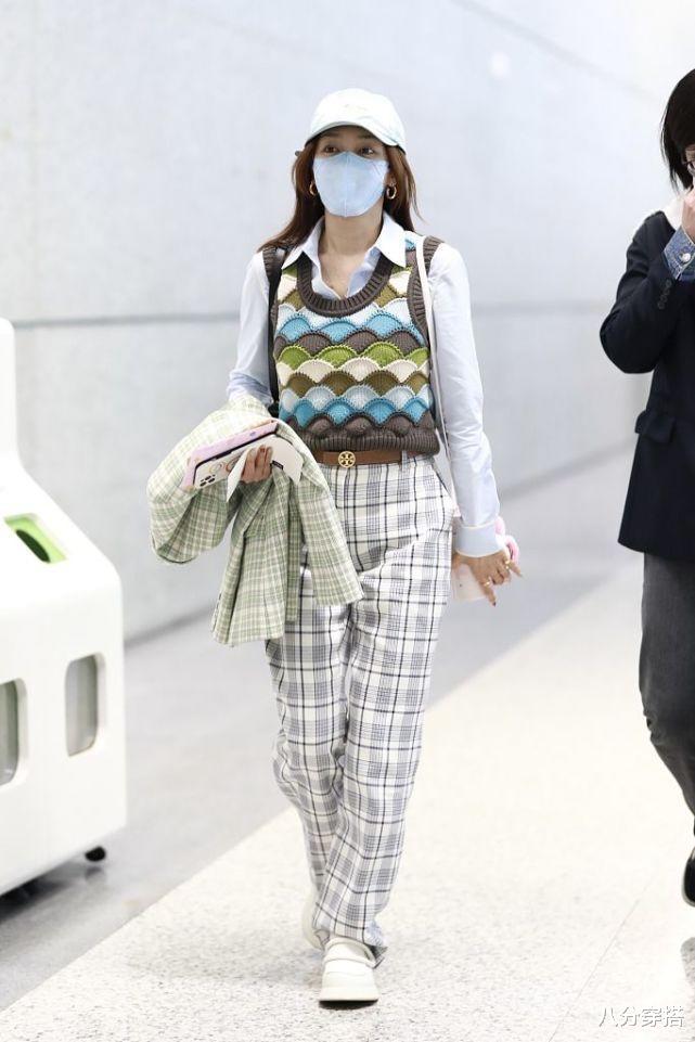 八分穿搭 42岁的秦岚也太会保养了,黑色方领连衣裙秀美背,状态不输少女