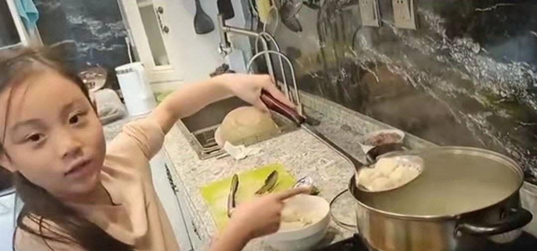俞飞鸿|辣妈李小璐晒她拍照片，甜馨包饺子过冬至，粉丝感叹不已！