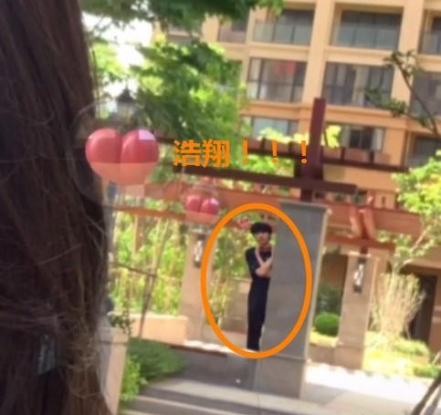 严浩翔|粉丝小区自拍时，发现严浩翔在身后，偶遇场景很甜很浪漫