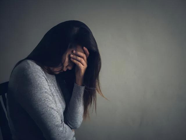 张蕾|张蕾把红大衣穿火了，网友：这个外貌哪里像四十二岁的人？