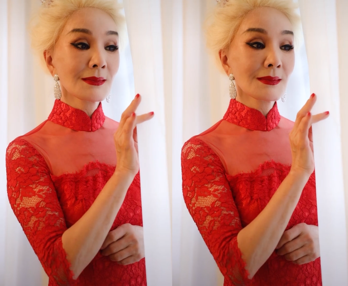 |72岁夏台凤一头白发涂红唇，眼妆太浓被指像蚯蚓，一个包要11万