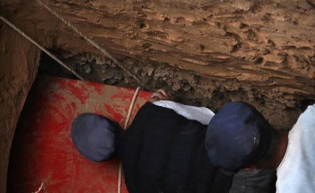 虚拟货币 浙江农民在棺材上睡了30年？老宅重建挖出红棺，专家紧张让人离开