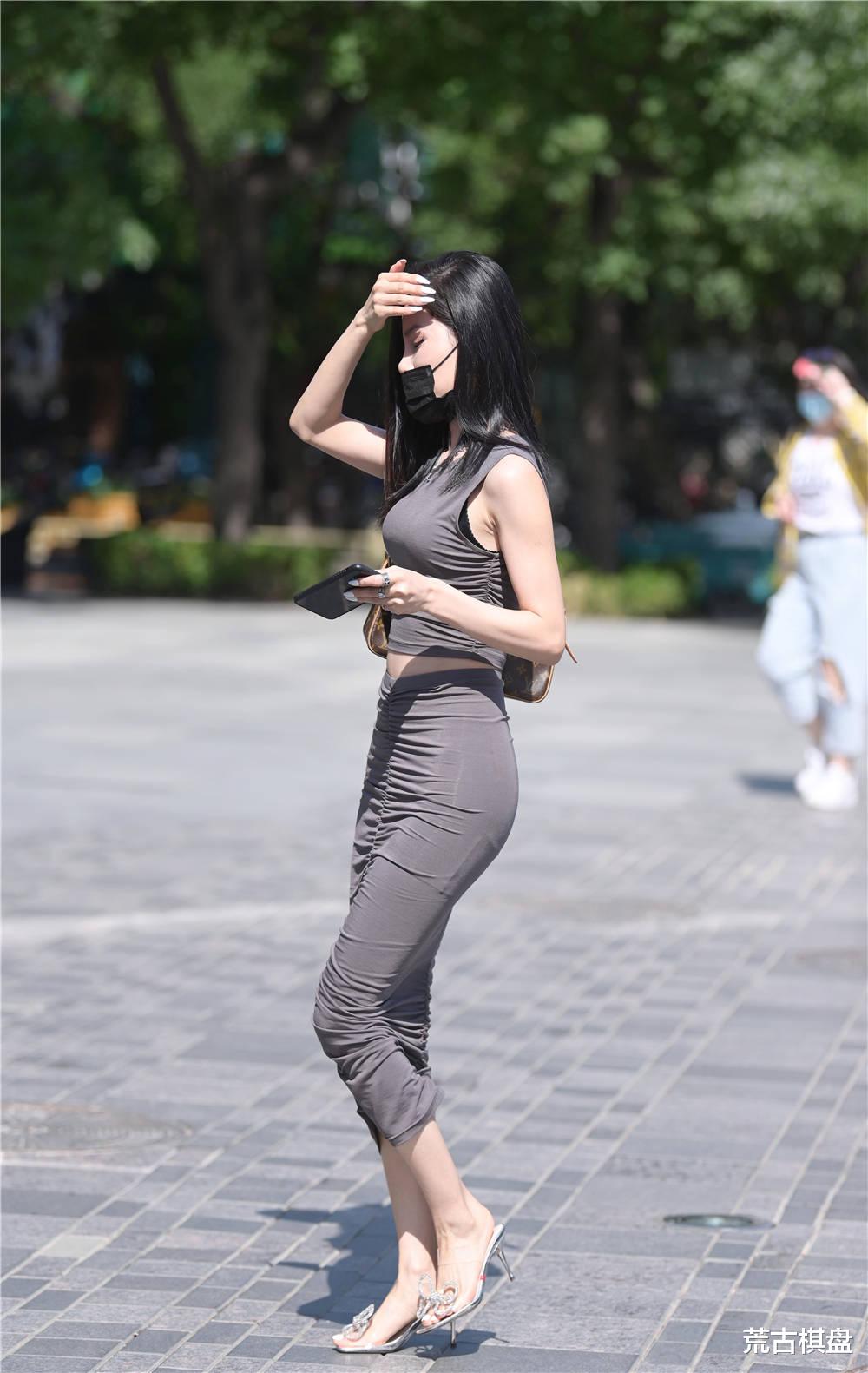 荒古棋盘|修身连衣裙衬托玲珑身材，身材丰腴的姑娘，搭配高跟鞋更有气质