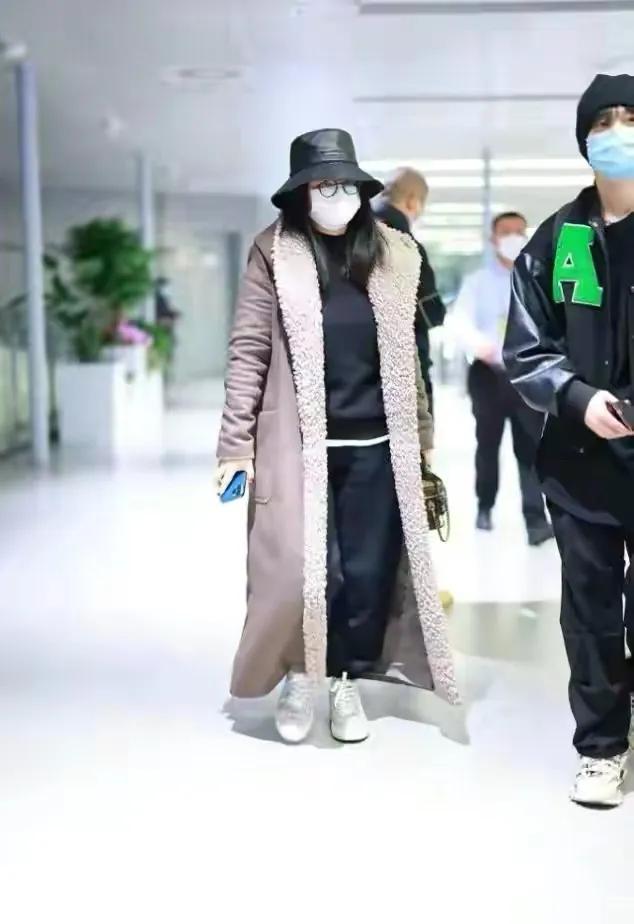 李湘|李湘离婚后有小鲜肉陪走机场！穿衣不修边幅目测180斤，变得普通