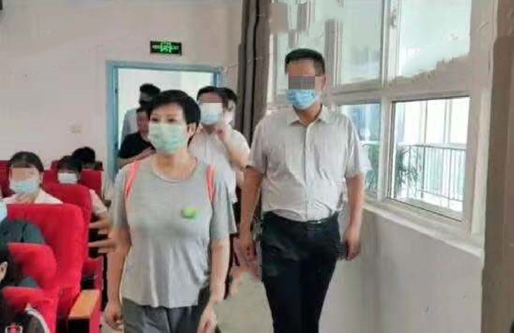 袁立|48岁袁立素颜近照曝光！身材发福打扮似路人，三婚嫁小11岁老公