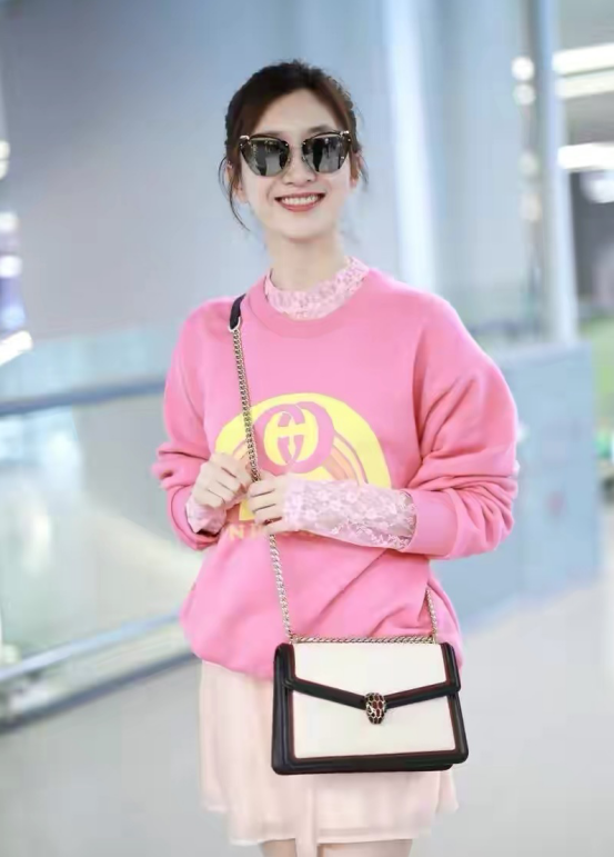 顾全心|气质女神江疏影“转型”了?粉红色卫衣配上墨镜,可爱+帅气