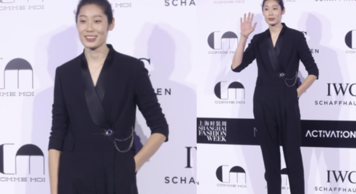 长脖子爸比说|网球一姐李娜现身时装周！和朱婷相聊甚欢，网友：娜姐整容了？