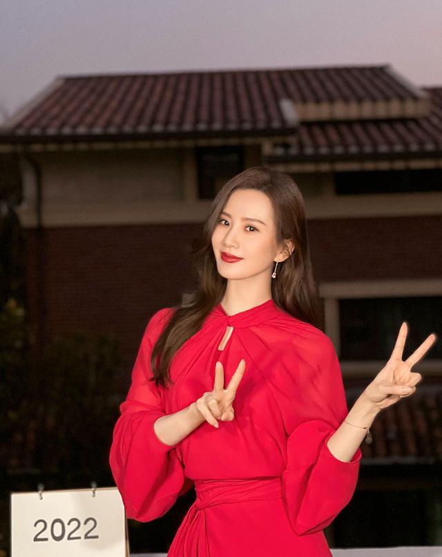 刘诗诗|刘诗诗真的很美，身穿红色长裙清新又大方，尽显超凡脱俗的美感