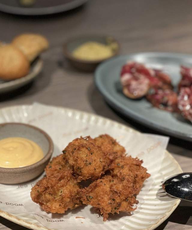 钟镇涛|68岁钟镇涛为50岁娇妻庆生！关之琳仍似女神，三人同框画面养眼