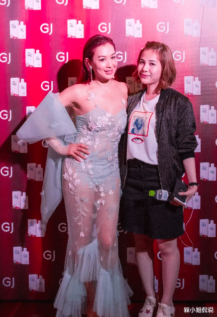 槑小姐侃说 钟丽缇真有勇气,穿薄纱吊带裙出席活动,幸好重要区域都遮挡住了