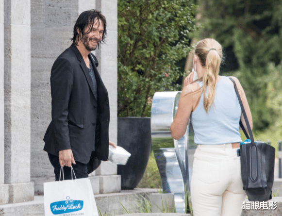 基努·里维斯|基努里维斯湿发出门，满脸胡子长腿瞩目，网友：这男人该死的魅力