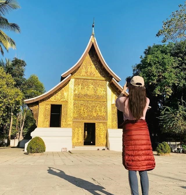 清浅微笑的我|胡静真是个有趣的富太太,别人旅游都拍自己美照,她却只拍背影