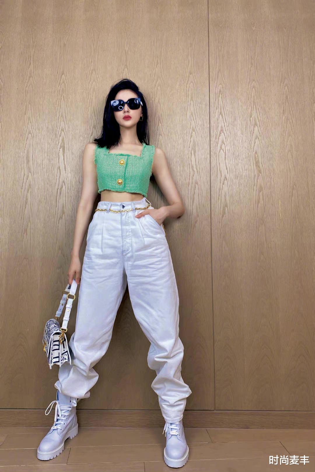 时尚麦丰|张天爱这是要女团出道吗？小香风绿色吊带露出小蛮腰，性感又显腿长