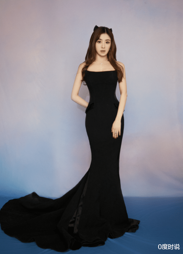 张含韵|张含韵翻红后愈发大胆,挑战抹胸人鱼裙,哪像32岁的人
