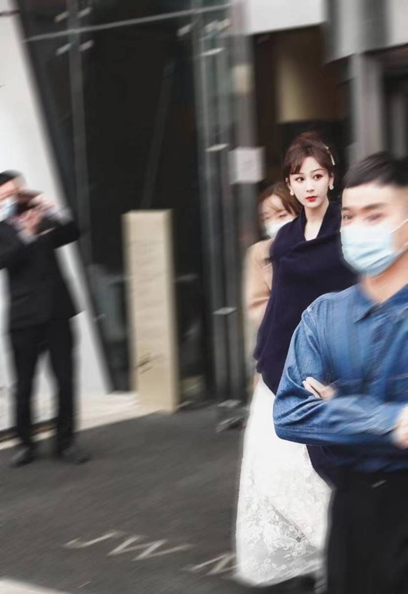 杨紫|杨紫减肥成功后气质大变，与李现合体领奖，一个动作让李现尴尬了