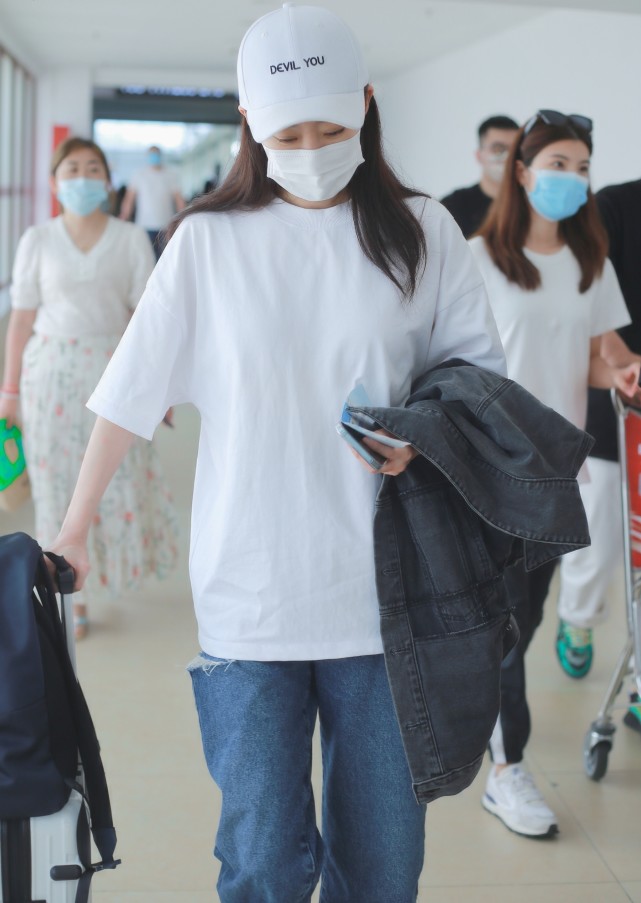 时尚穿搭潮我看|烂大街的白T恤配黑裤子,张小斐穿出个性洋气,好气质功不可没