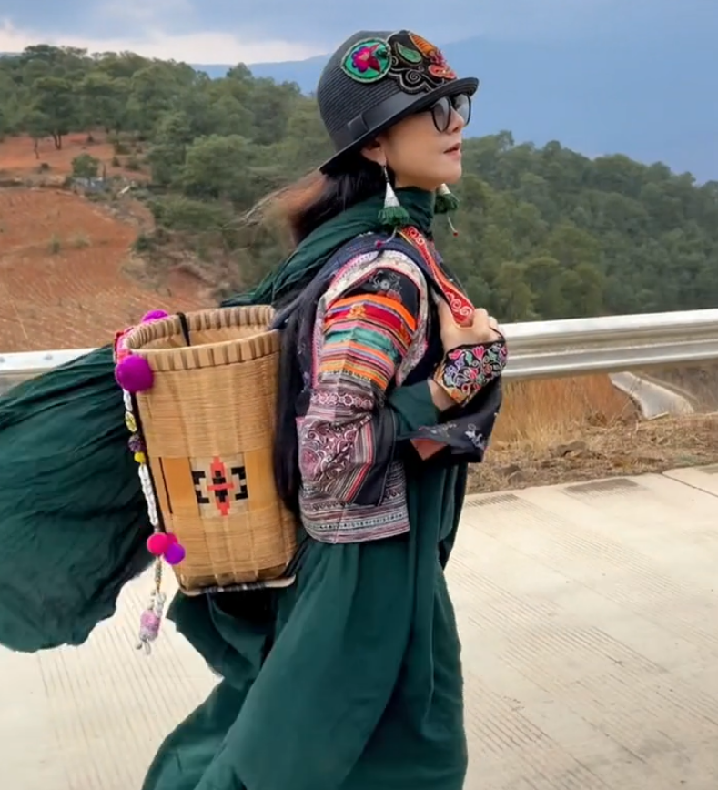 杨丽萍|62岁杨丽萍背竹筐坐豪车，脚上踩一双增高鞋，超长指甲不方便开门！