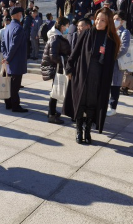 任鲁豫|48岁朱迅素颜照曝光！v领黑衣披头显优雅，任鲁豫为其单膝跪地拍照