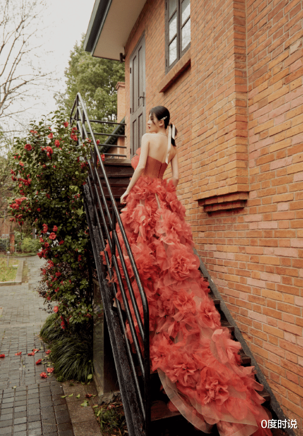 乔欣|乔欣全新大片，穿抹胸花朵裙大秀美背，不愧是颜值女神