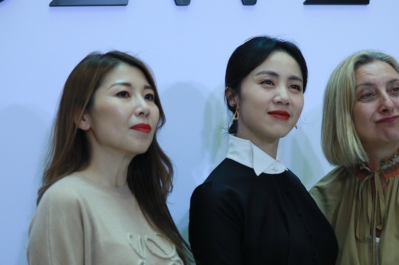 刘美华时尚 黄磊真的很有福气，老婆的生图太美了，穿的裙子也十分亮眼