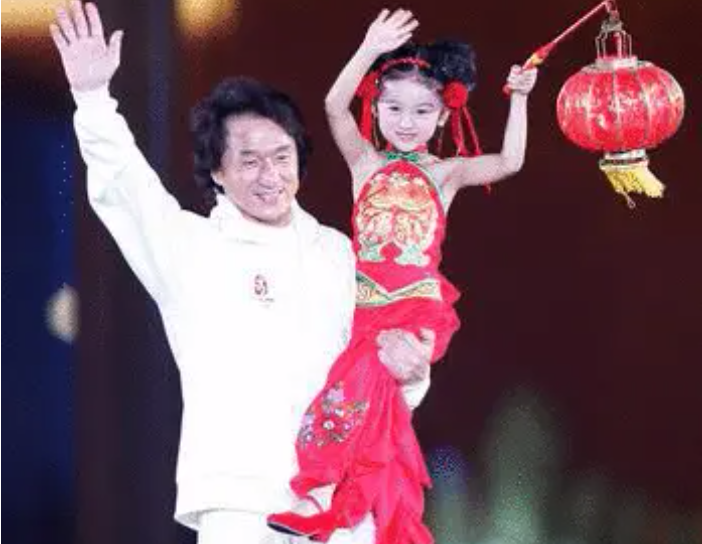 成龙|她6岁被成龙抱着上春晚,14岁因相貌被网友吐槽,如今逆袭成女神