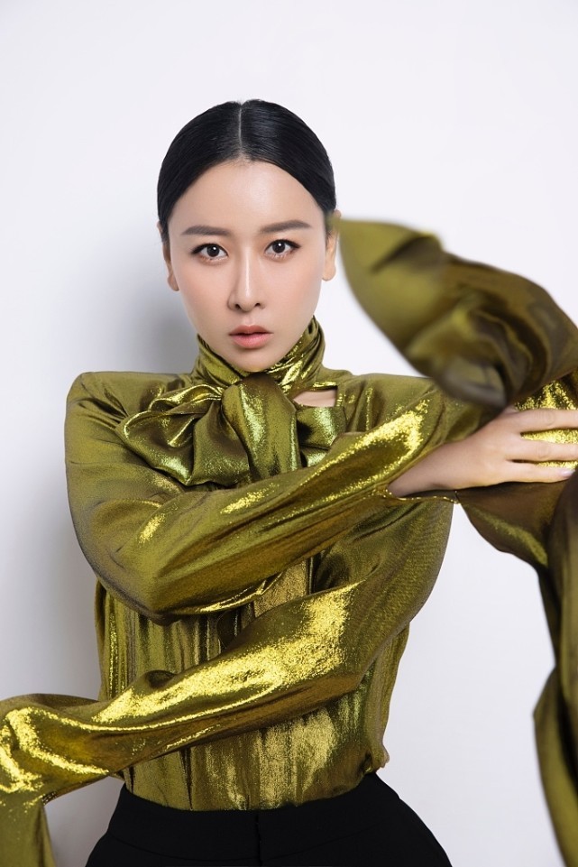 Lady变美日记 毛俊杰穿锡纸烫金装似“整容”，演绎复古摩登造型，真是太独特了