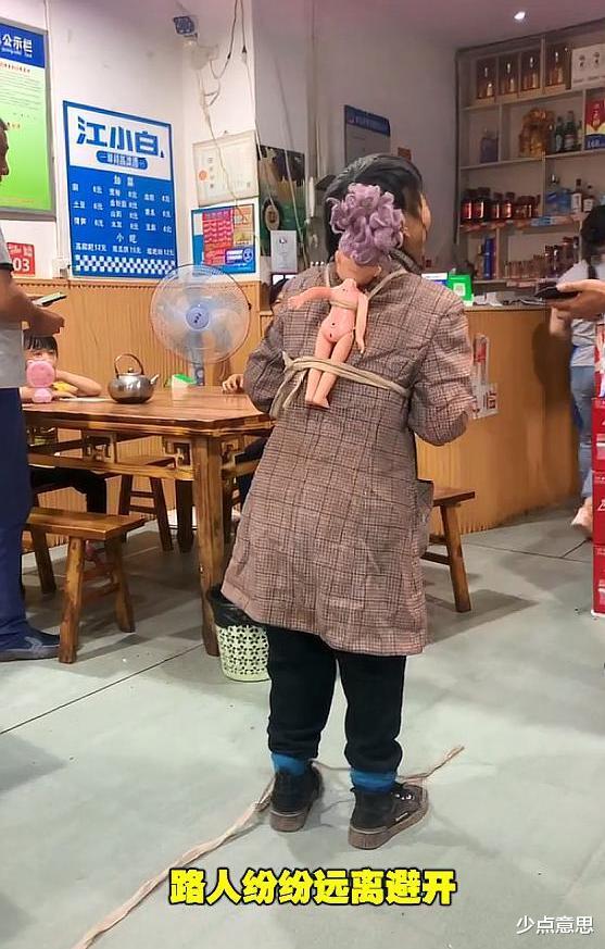 少点意思 四川泸州:女子身绑洋娃娃,当街求助被远远避开,“曾经她也是位母亲”!