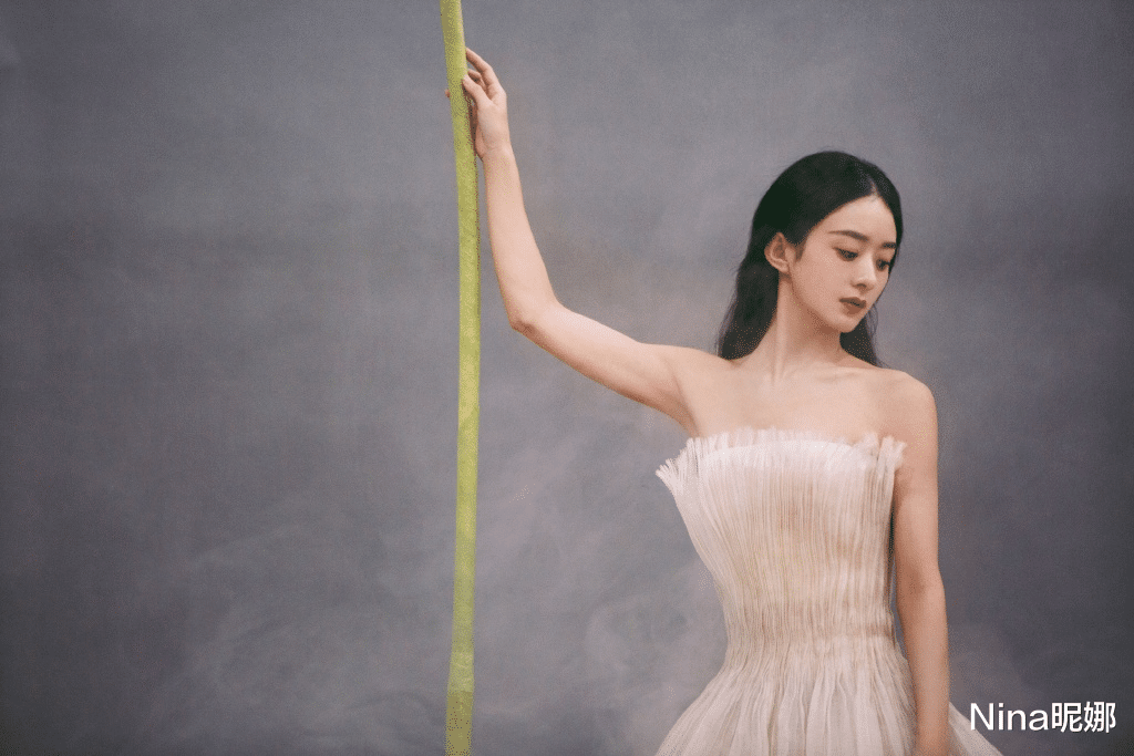 官宣|34岁赵丽颖这次真有头脑，穿国产高定裙走红毯艳压众女星，广受网友好评