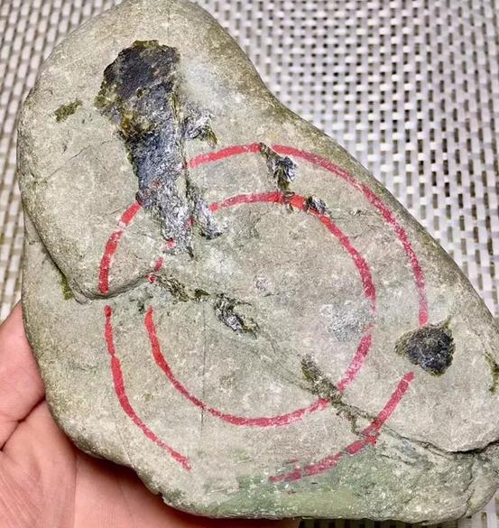 |9.7万购买的原石，切开后价格飞涨了数十倍，卖家的心瑟瑟发抖