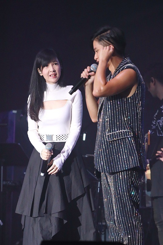 周慧敏|67年的周慧敏穿粉裙似少女，“女团腿”太吸睛，真可以直接出道了