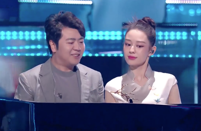 旗袍公馆|郎朗夫妇亮相818晚会,吉娜穿旗袍凹凸感迷人,芭比腰让人嫉妒