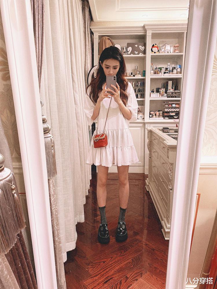 八分穿搭|徐璐是“人间反光板”吧？波点吊带搭配高腰牛仔裤，白到发光