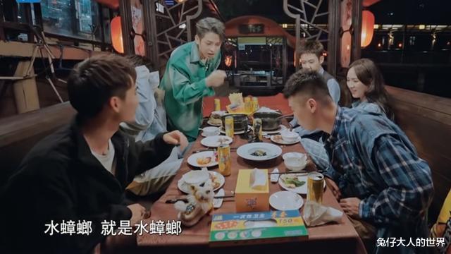 杨九郎|德云社杨九郎挑战吃“水蟑螂”,为了节目效果,九郎真是蛮拼的