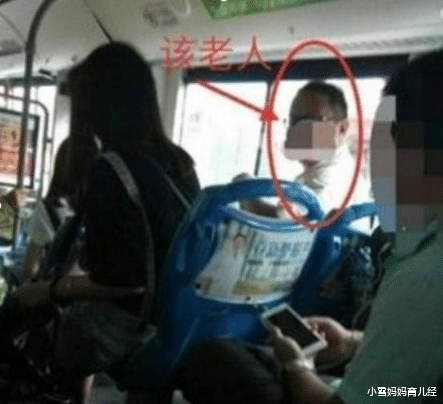 老人丢掉男孩书包“强逼让座”,宝爸看到后按住孩子:坐好不用让