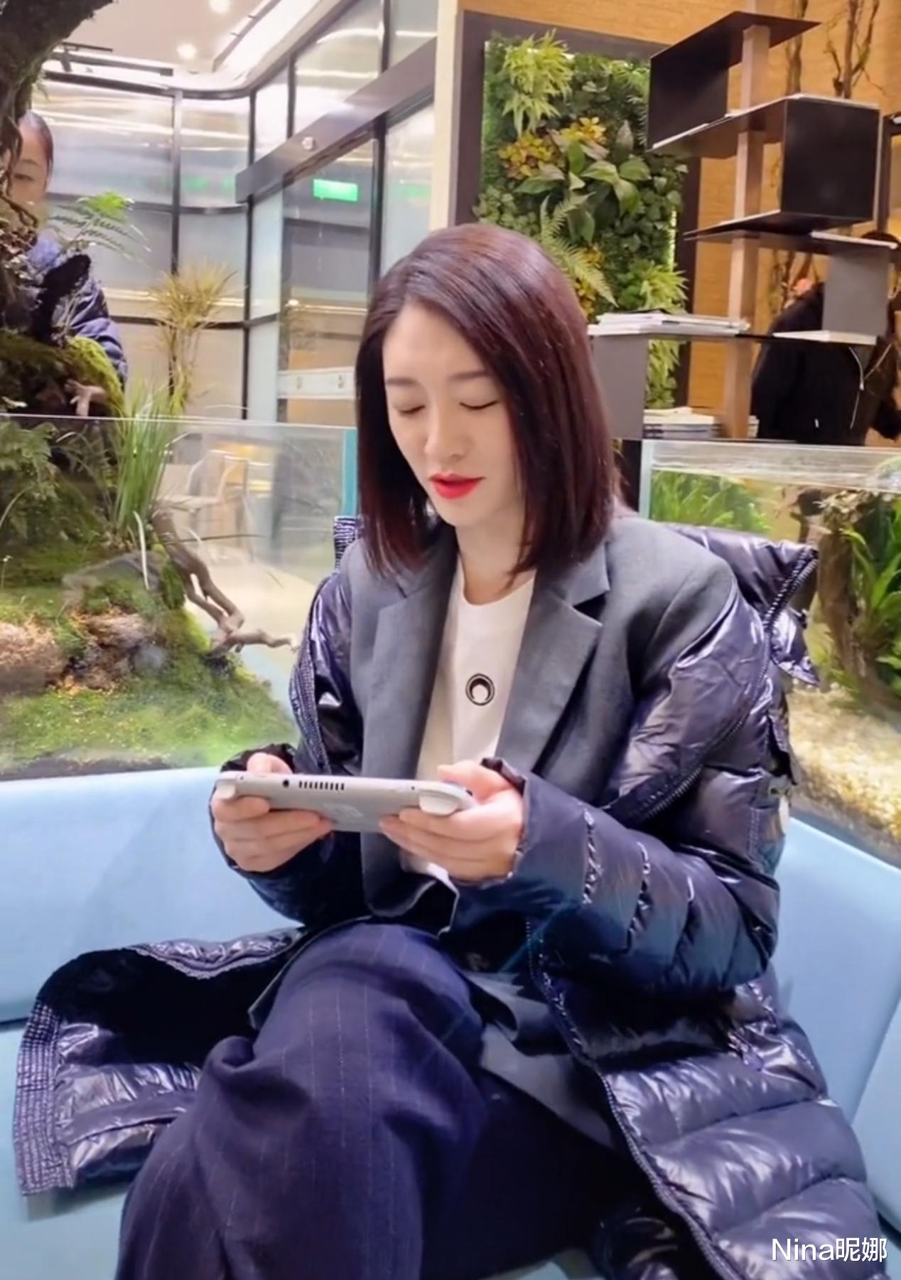 Nina昵娜 李小冉片场打游戏上瘾！穿西装半挂羽绒服对闺蜜爱答不理，忙的衣服都不好好穿