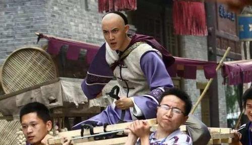 淡蓝色|数百位明星失业，每月工资只够维持生活？网友：片酬很低吗？