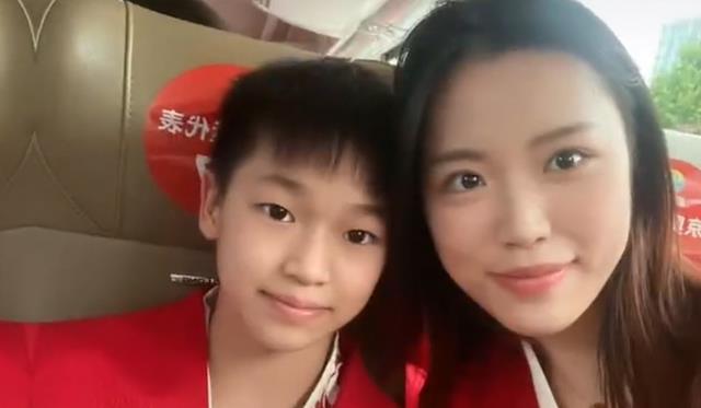 全红婵|杨倩中秋聚餐，长辈敬酒夹菜吃上油焖大虾，晒与全红婵合照被吐槽