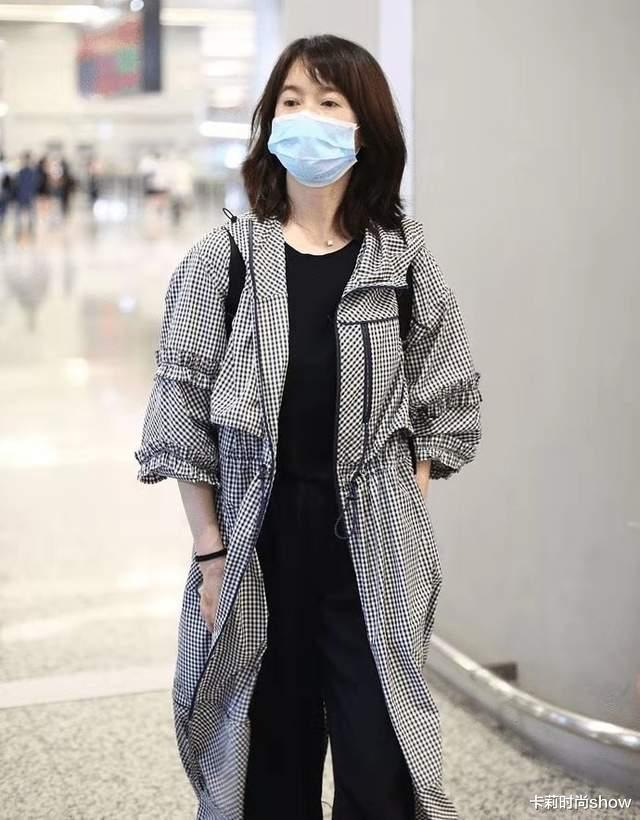 卡莉时尚show|左小青的美很有韵味，素颜状态穿休闲服，身材比例不输小姑娘