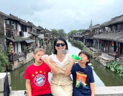 行星秘闻|“丑模”吕燕中年发福？手臂粗壮赘肉明显，苦练拳击胸口发红一片