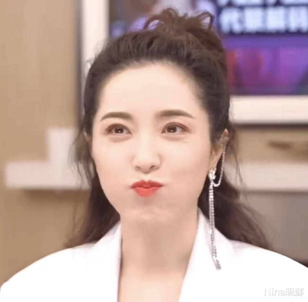 西装|曾黎直播首秀太抢眼,穿西装扎马尾辫戴20cm长耳环,嘟嘴卖萌太可爱