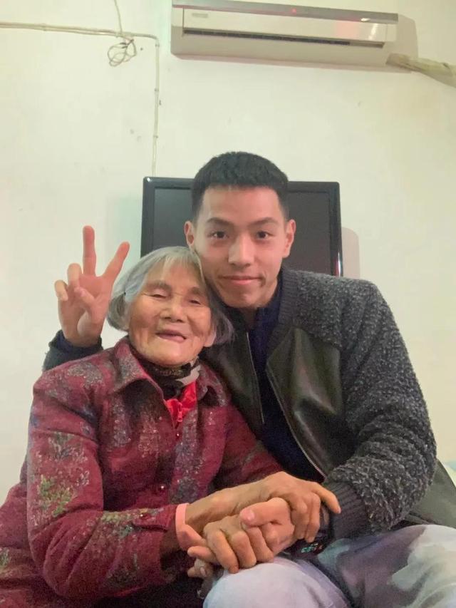 陕视新闻 相差61岁，这张“婚纱照”刷屏了