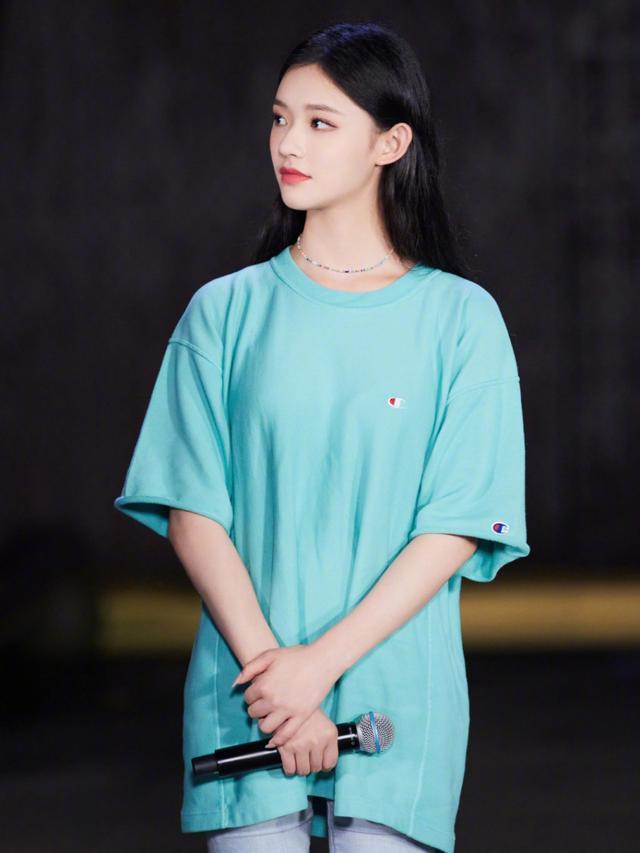 旗袍公馆|林允户外录《天天向上》，穿“长T+短裤”出镜清纯动人，腿真细